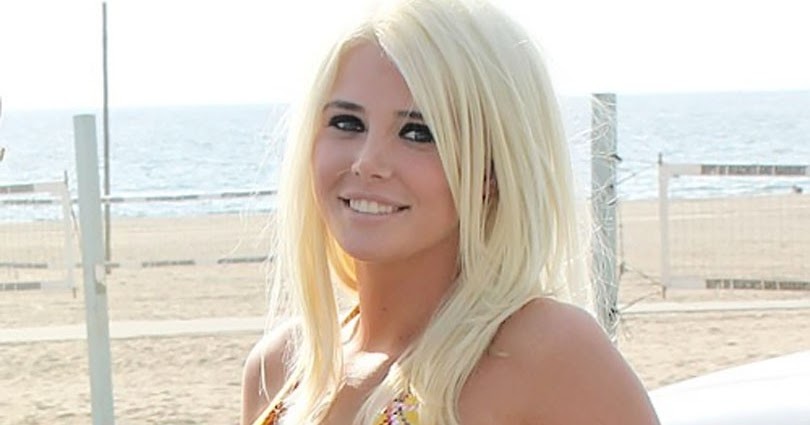 Bikini Girls Karissa Shannon In Yellow Bikini At Malibu Beach